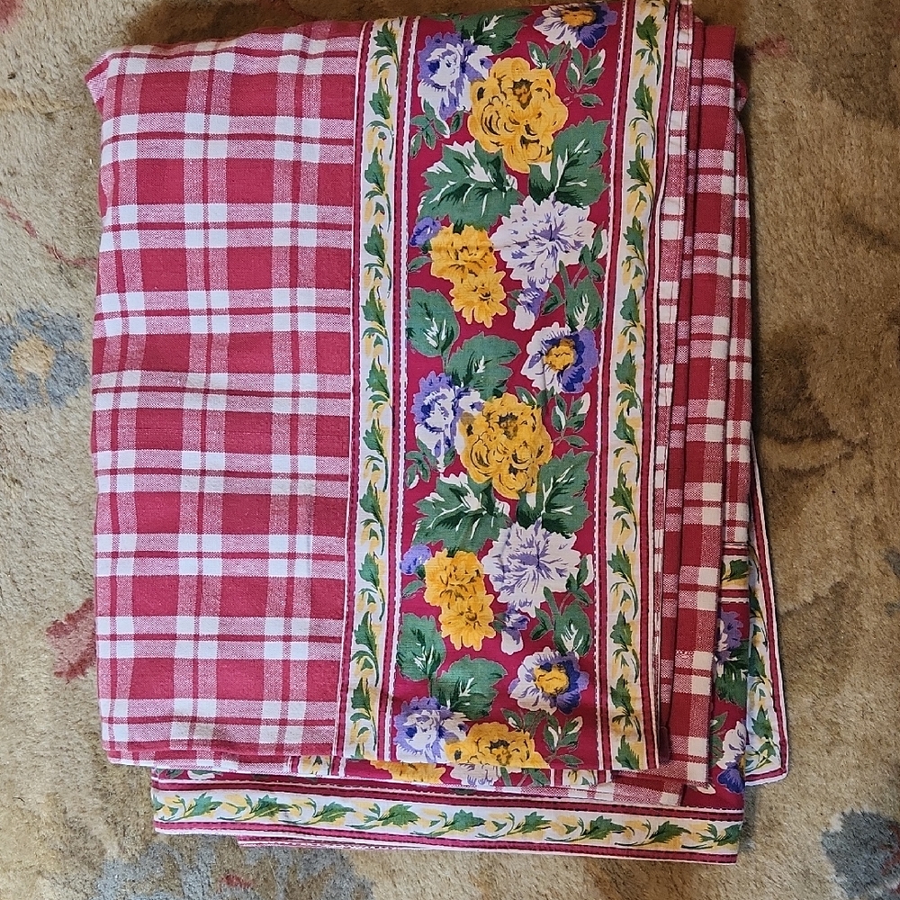 WILLIAMS SONOMA 68x108 Tablecloth with Eight Dinner Napkins.